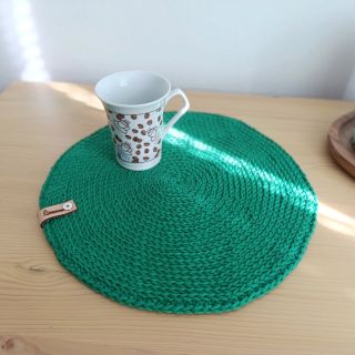 ✨ Když se spojí barvy, háček a trpělivost… Vznikne prostírání, které rozzáří každý stůl 💚 Ručně háčkované, průměr 30 cm –...