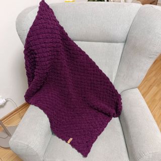 Hebká, měkoučká a maximálně příjemná na dotek – dětská deka v maceškově fialové barvě o rozměrech 60x90 cm, ideální do...